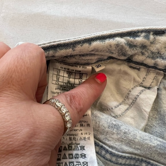 GUESS Y2K Vintage Crop Wide Leg Distressed Acid Wash Jeans, Size 30. - Picture 6 of 8